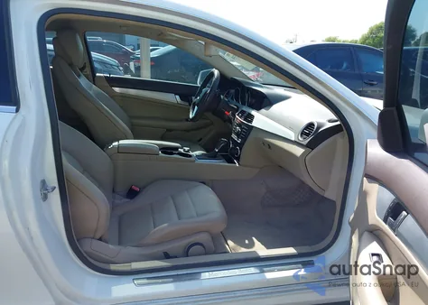 2013 Mercedes-Benz C 250 z USA, uszkodzony, nr VIN WDDGJ4HB2DG089470